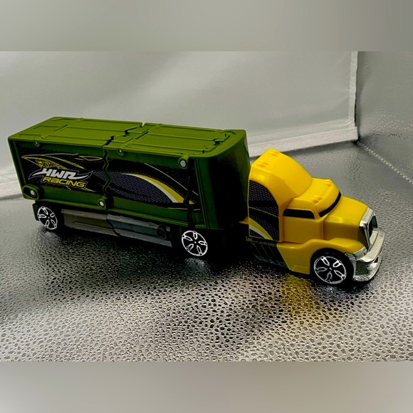 Hot Wheels “Racing” Transport Vehicle - Picture 2 of 6